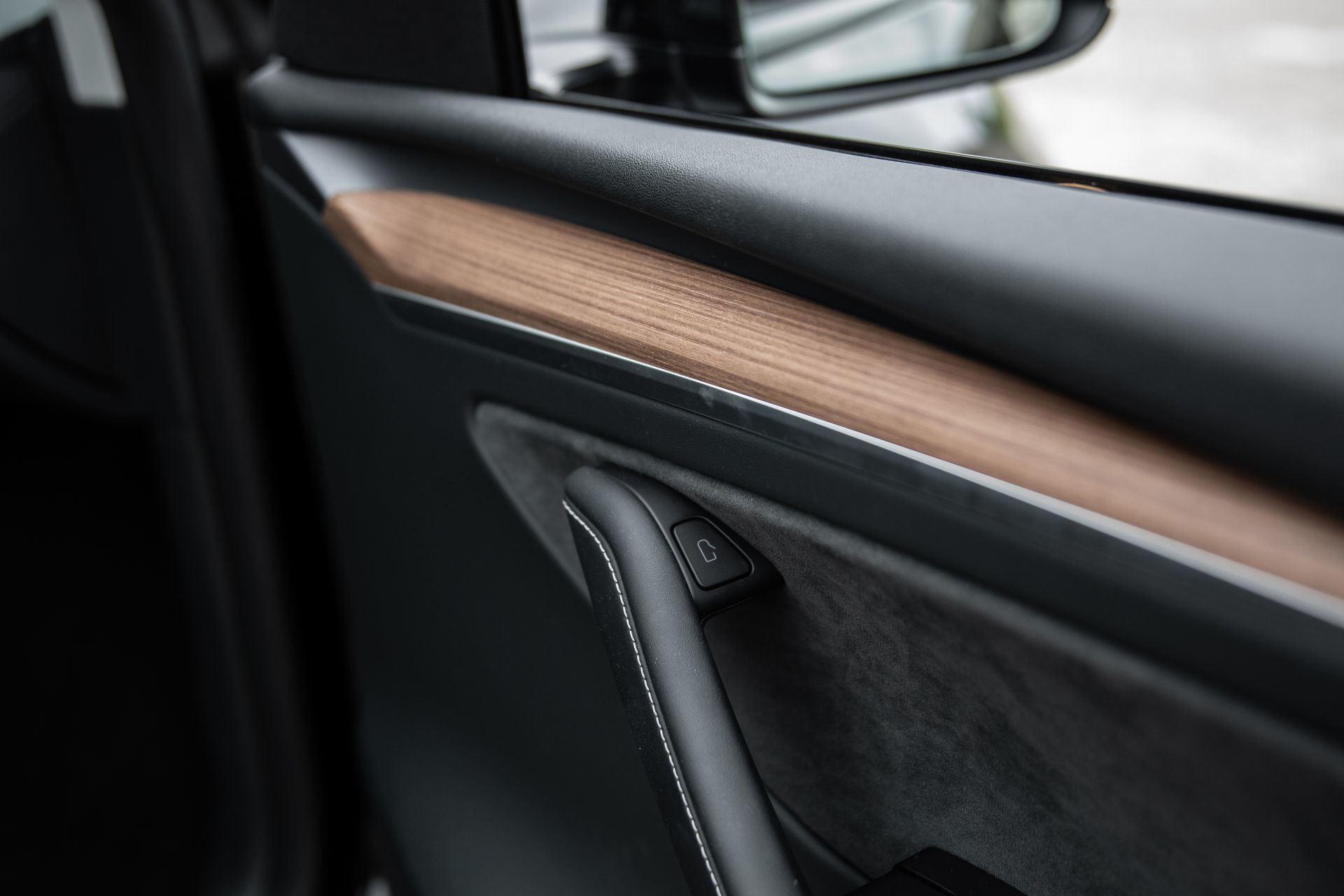 Acabado premium del interior del Tesla Model Y, detalle de la puerta.