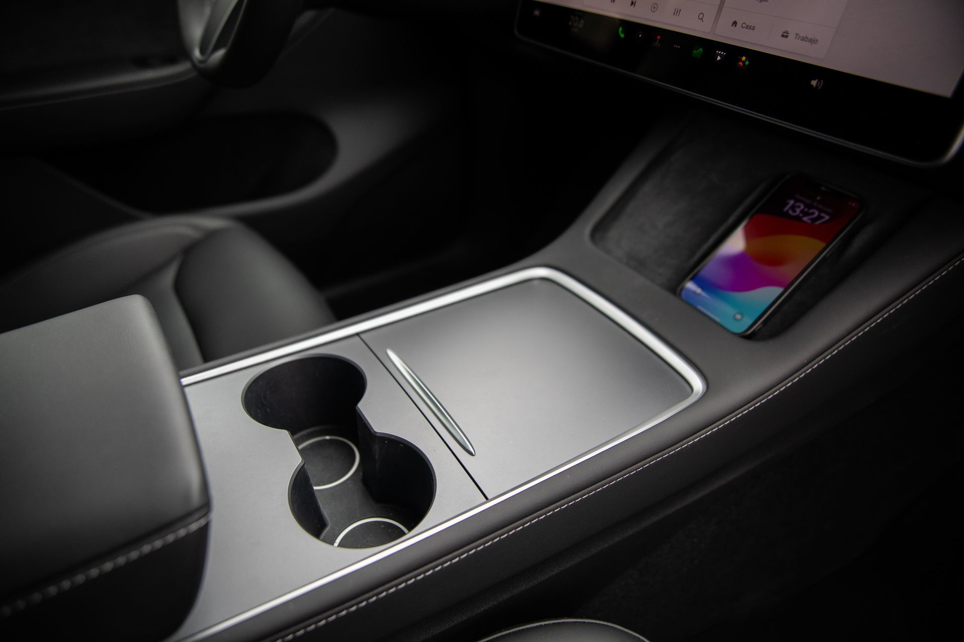 Vista de la consola central del Tesla Model Y LR AWD, mostrando su diseño minimalista.