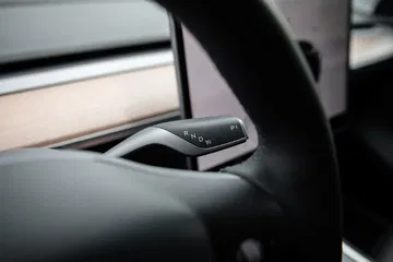 Vista cercana de la terminación y materiales del Tesla Model Y.