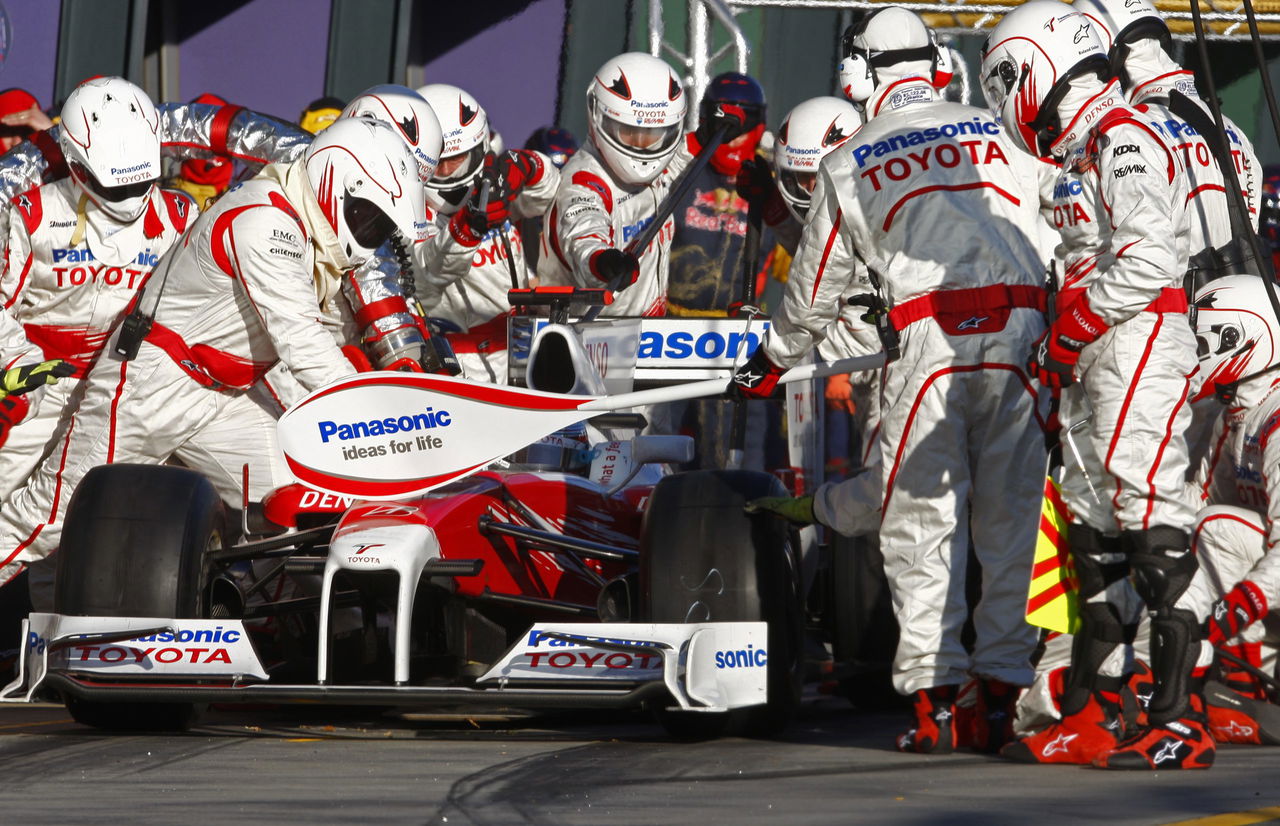 Pit stop del equipo Toyota Gazoo Racing en F1, detalle técnico y acción trepidante.