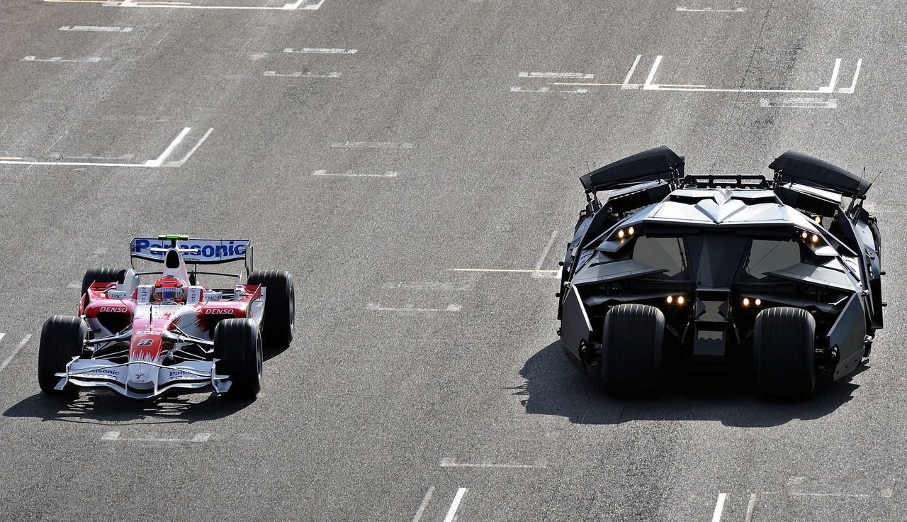 Vista lateral de un monoplaza Toyota Gazoo Racing junto a un Haas F1.