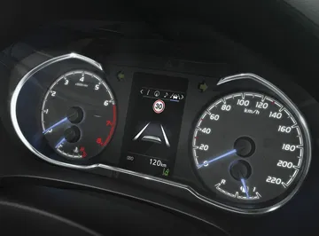 Panel de instrumentos claro y funcional del Toyota Yaris.