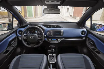 Habitáculo del Toyota Yaris, amplio y bien conservado, ideal para la ciudad.