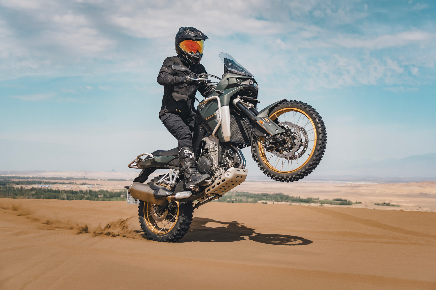 Trail con diseño agresivo y prestaciones competitivas, ideal para aventureros.