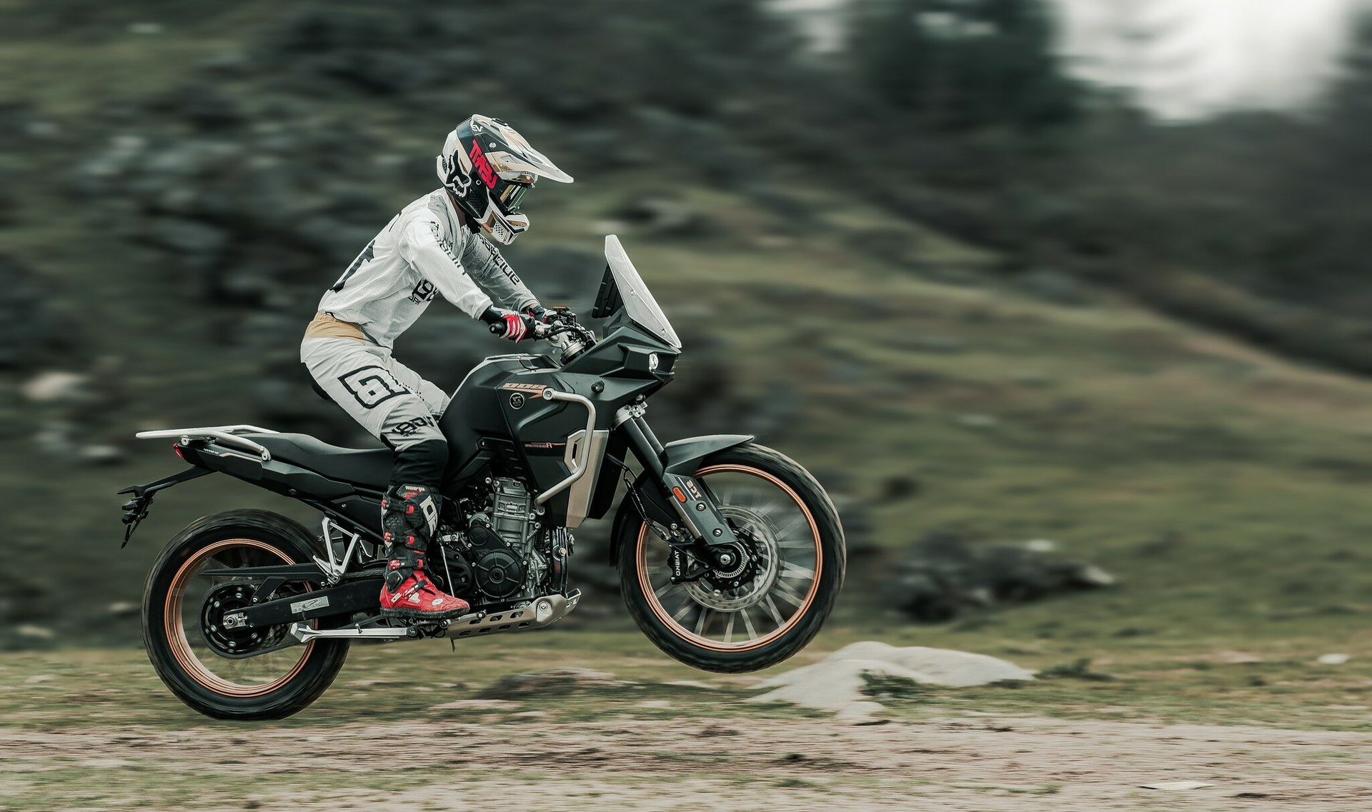 Trail Kove Moto 800X Pro en acción, competencia seria para marcas consolidadas.