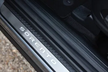 Detalle umbral puerta Kia Sorento 2024, acabados y calidad.