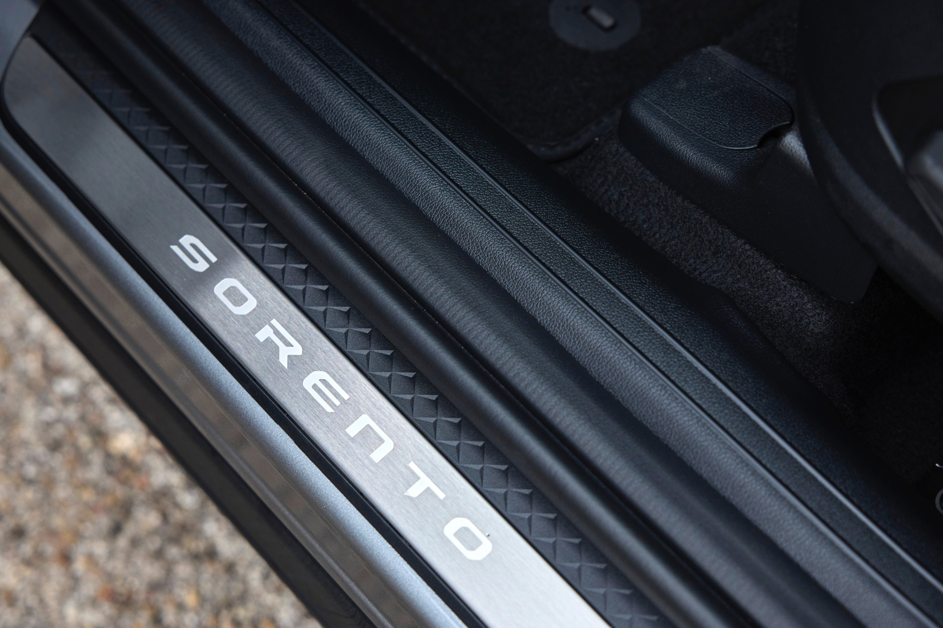 Detalle umbral puerta Kia Sorento 2024, acabados y calidad.