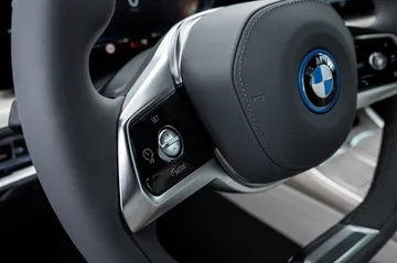 Volante futurista de BMW, indicativo de tecnología de conducción autónoma avanzada.