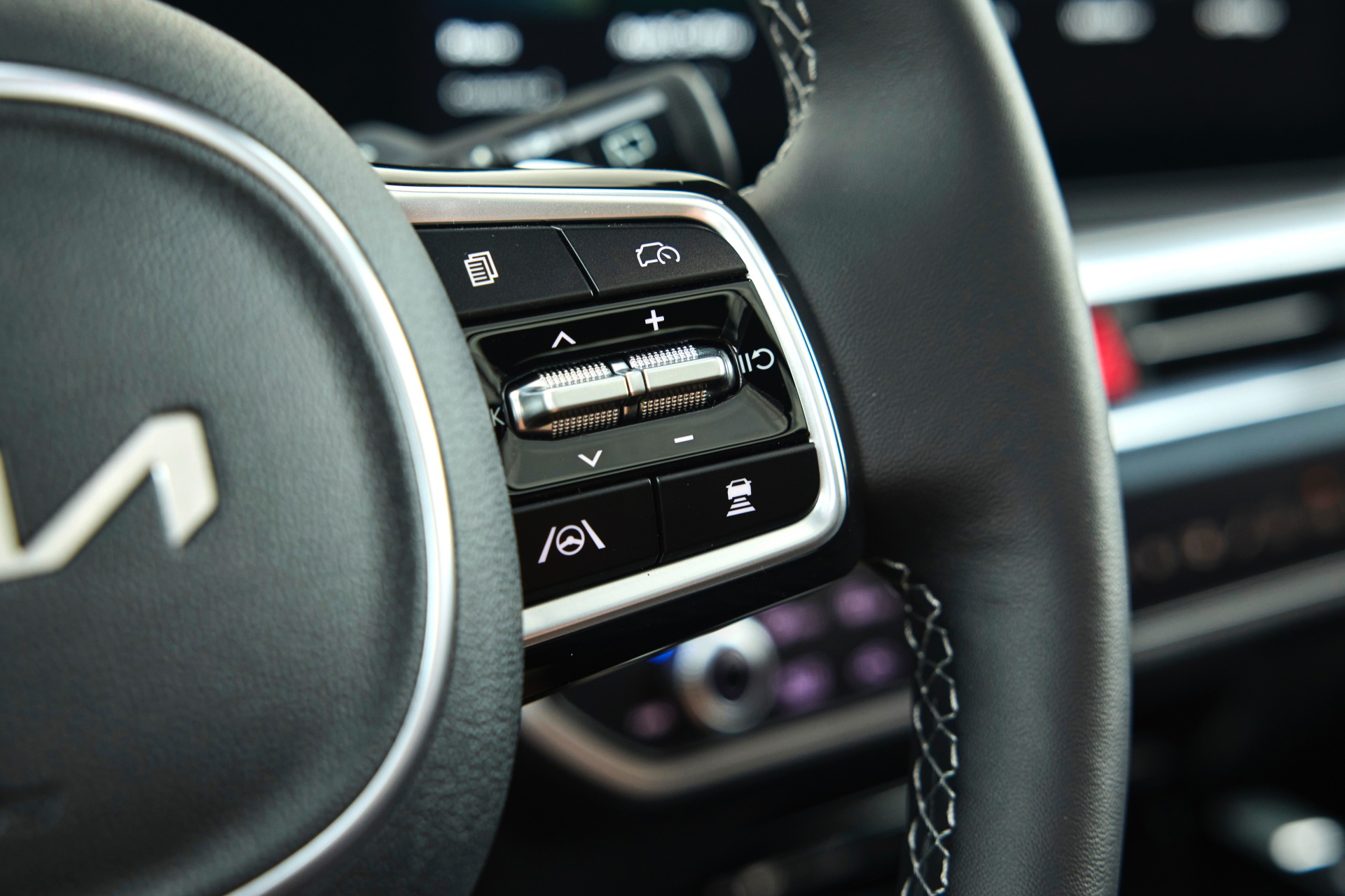 Vista cercana del mando multifunción ergonómico del volante.