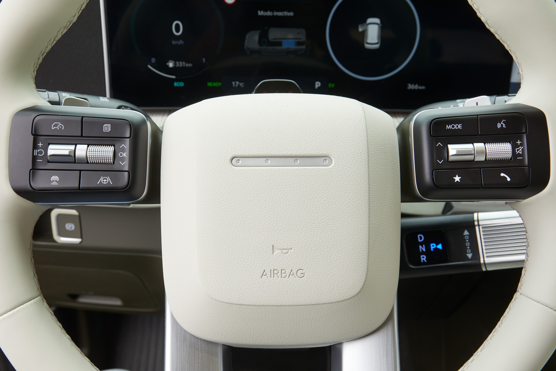 Detalle del volante con controles ergonómicos y acabados modernos.
