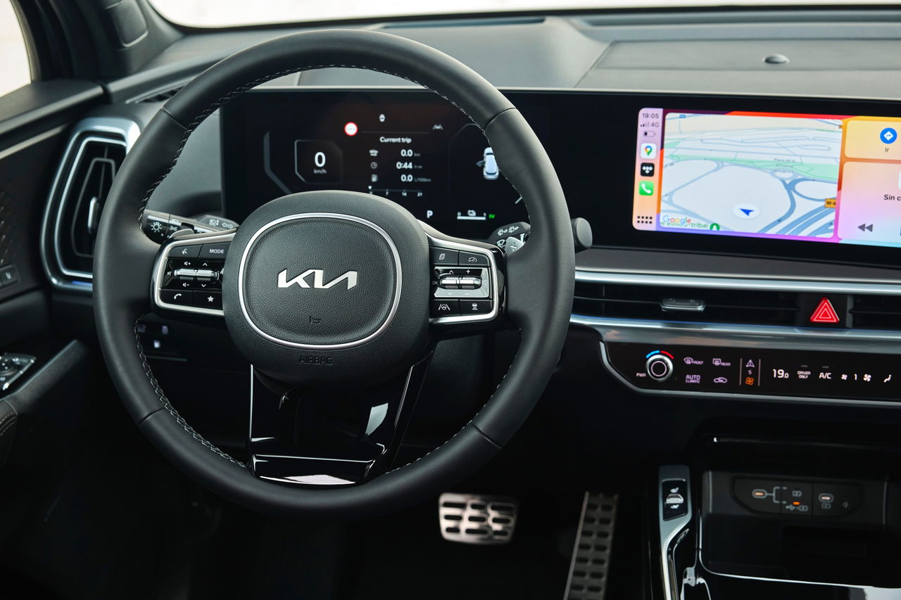 Volante y panel de instrumentación del Kia Sorento 2024, mostrando su sofisticación tecnológica.