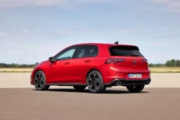 Volkswagen Golf GTI 2024 en ángulo lateral, diseño deportivo y elegante. Volkswagen Golf GTI 2024 en ángulo lateral, diseño deportivo y elegante.