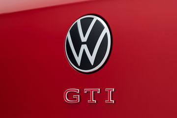El emblema GTI adorna la carrocería del Volkswagen Golf GTI 2024.