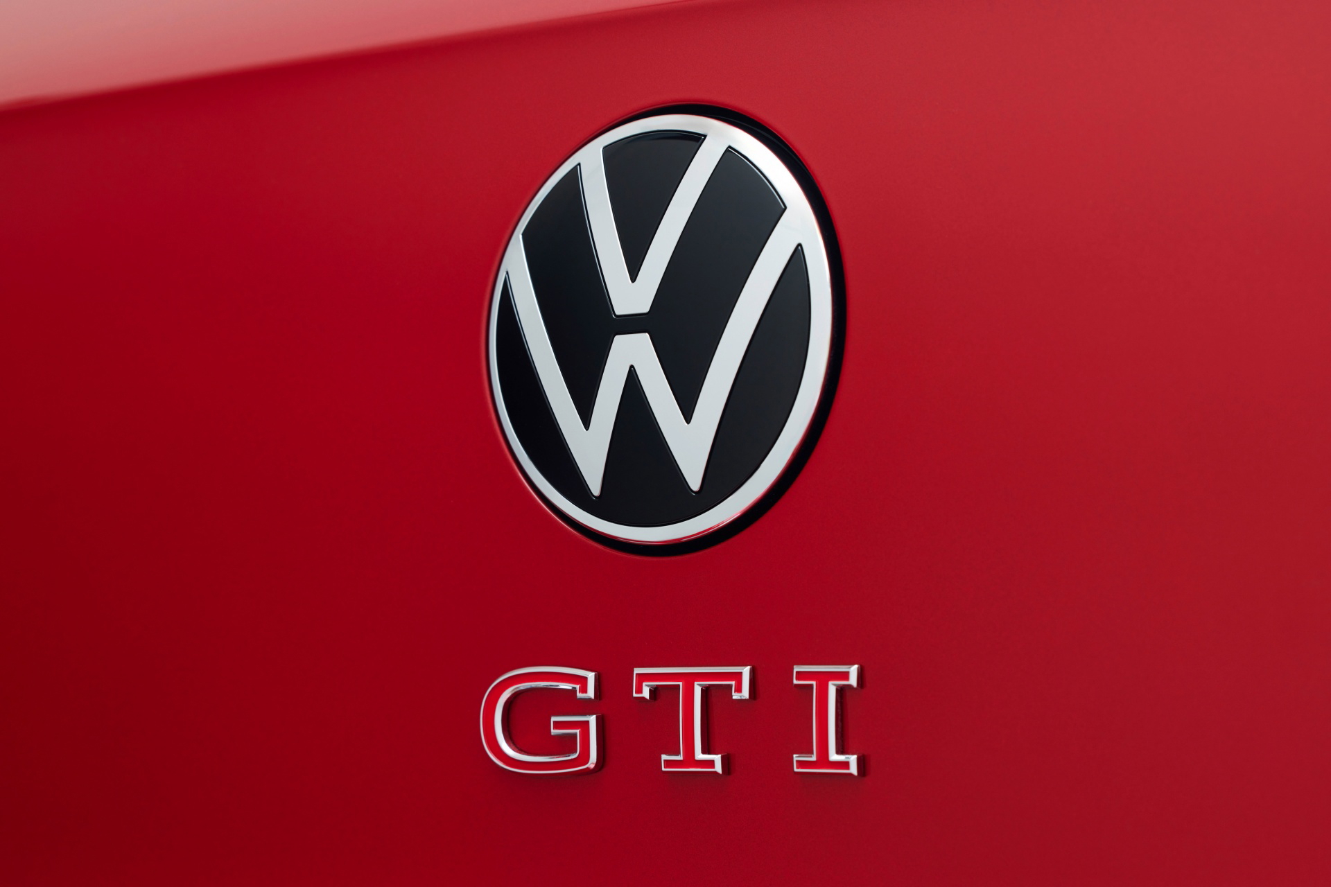 El emblema GTI adorna la carrocería del Volkswagen Golf GTI 2024.