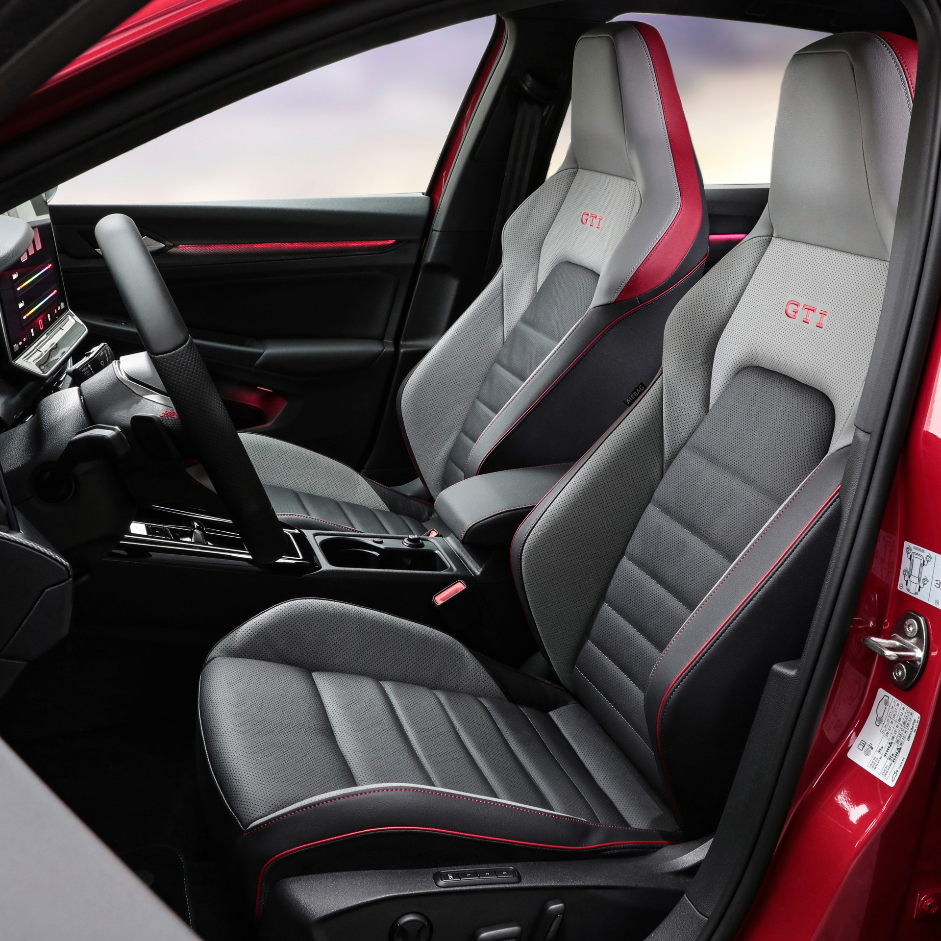 Renovado habitáculo del Golf GTI con acabados deportivos y asientos ergonómicos.