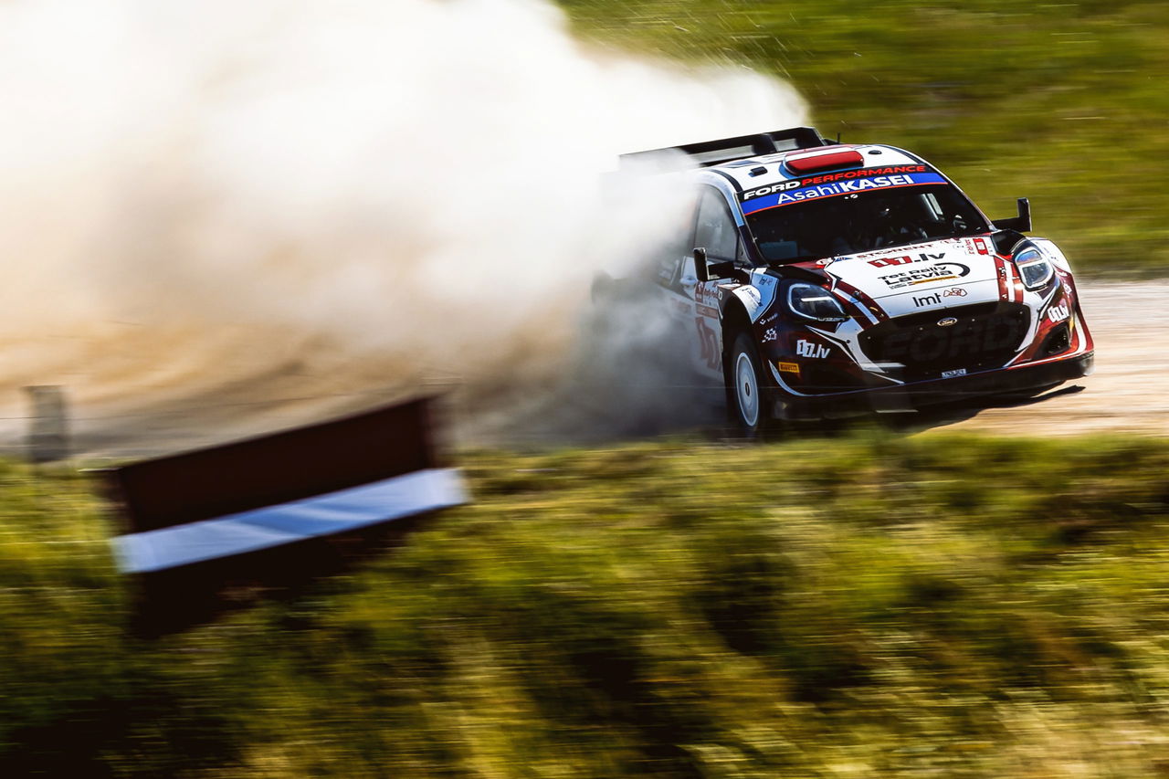 Vehículo de rally en acción, mostrando destreza y velocidad en el Rally de Letonia 2024.