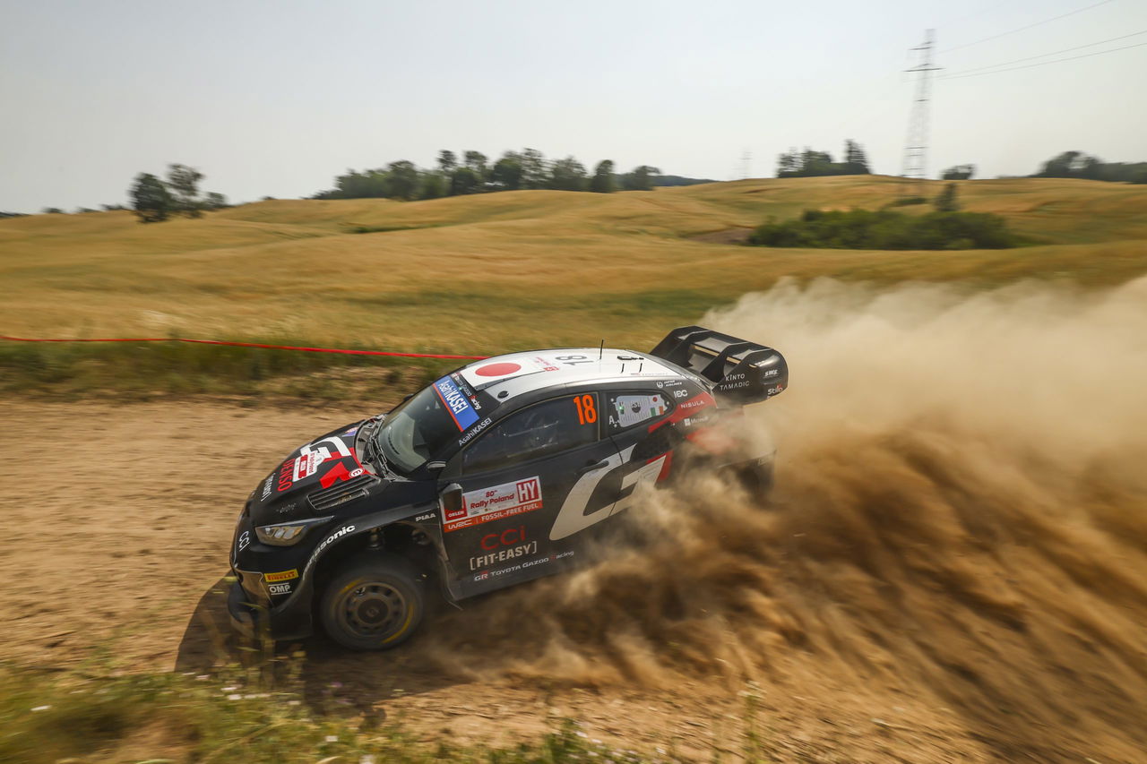 Competidor deslizándose con maestría en una curva del Rally de Letonia 2024