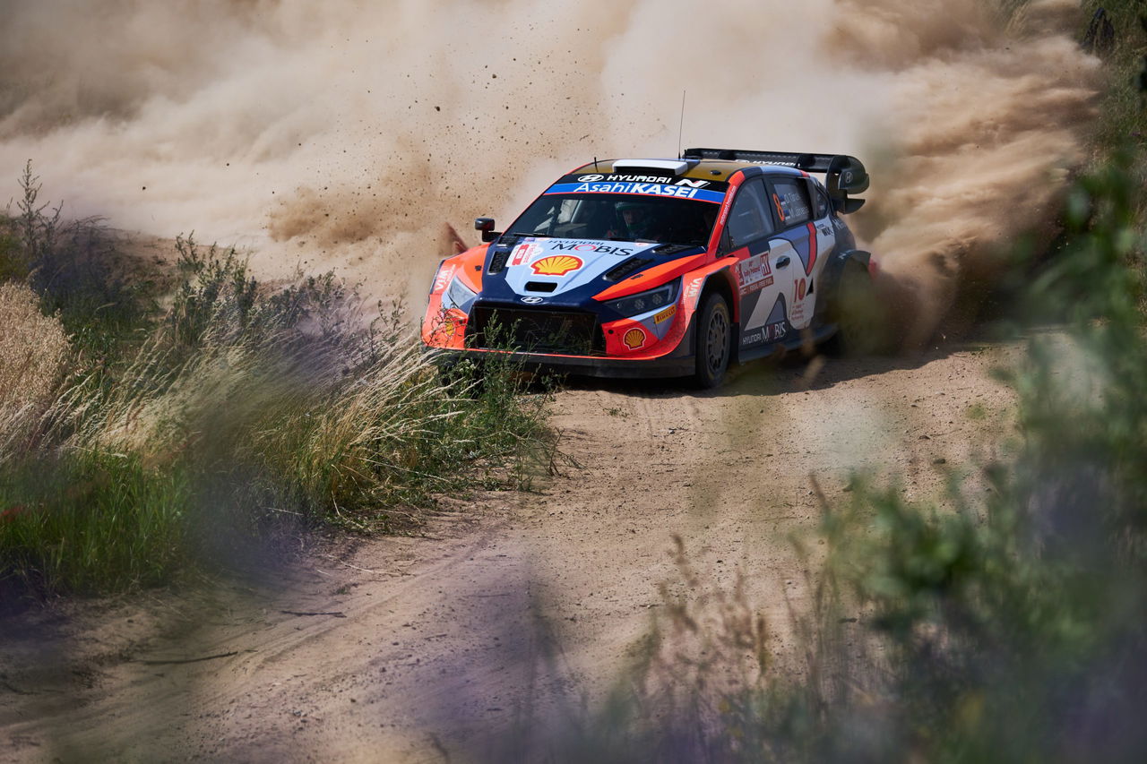 Hyundai tomando una curva con destreza en el Rally de Letonia 2024