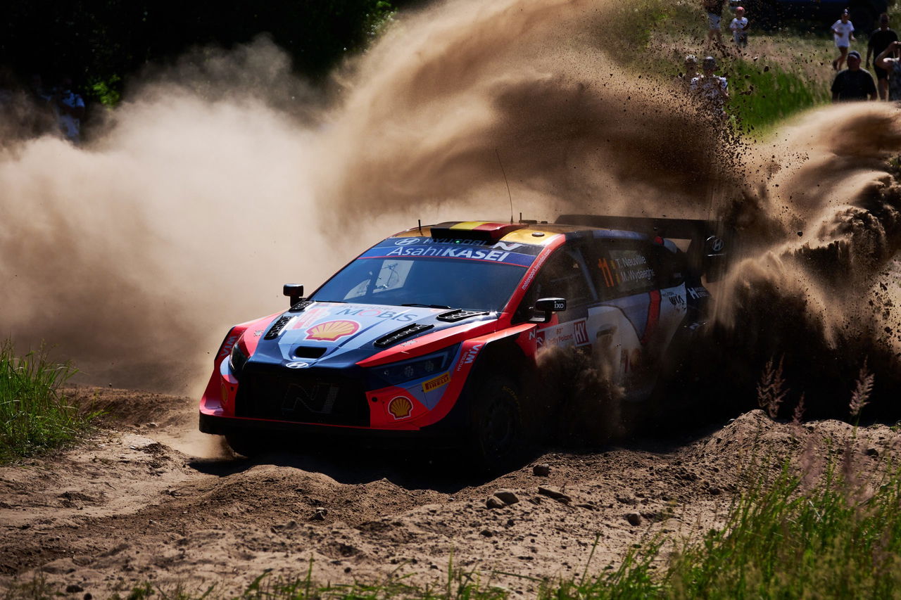 Vehículo competición derrapando con destreza en Rally Letonia 2024