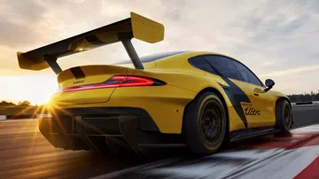 La trasera de un vehículo deportivo amarillo con alerón generoso, listo para devorar circuitos.