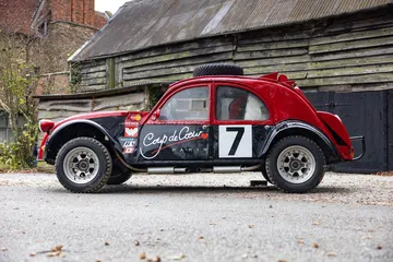 Citroën 2CV modificado para rally con tracción total y dos motores.