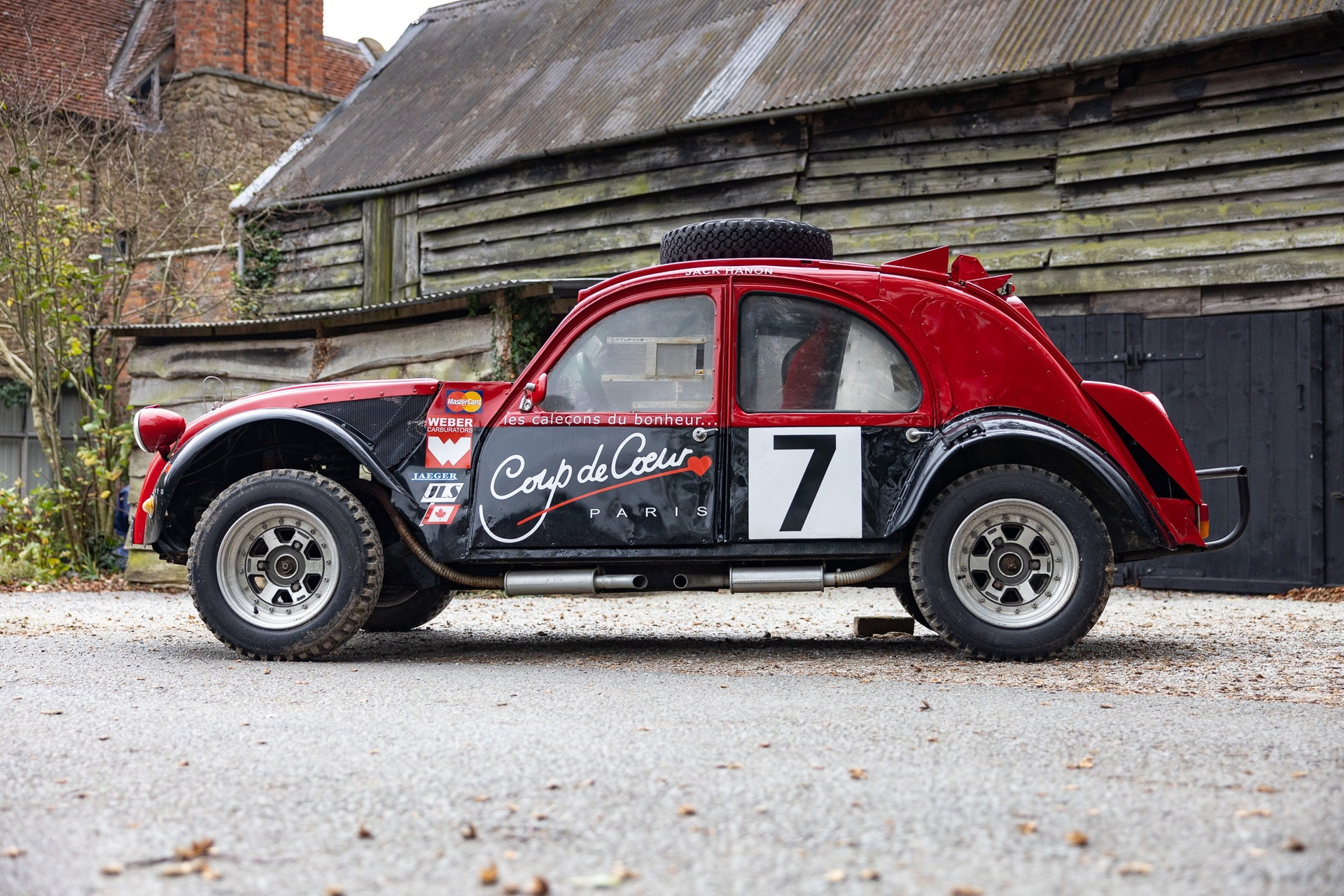 Citroën 2CV modificado para rally con tracción total y dos motores.