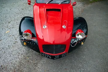 Vista delantera Citroën 2CV, muestra su diseño único para rallies.