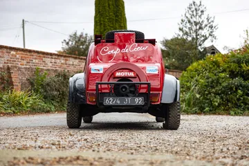 Vista trasera Citroën 2CV preparado para rally con doble motor.