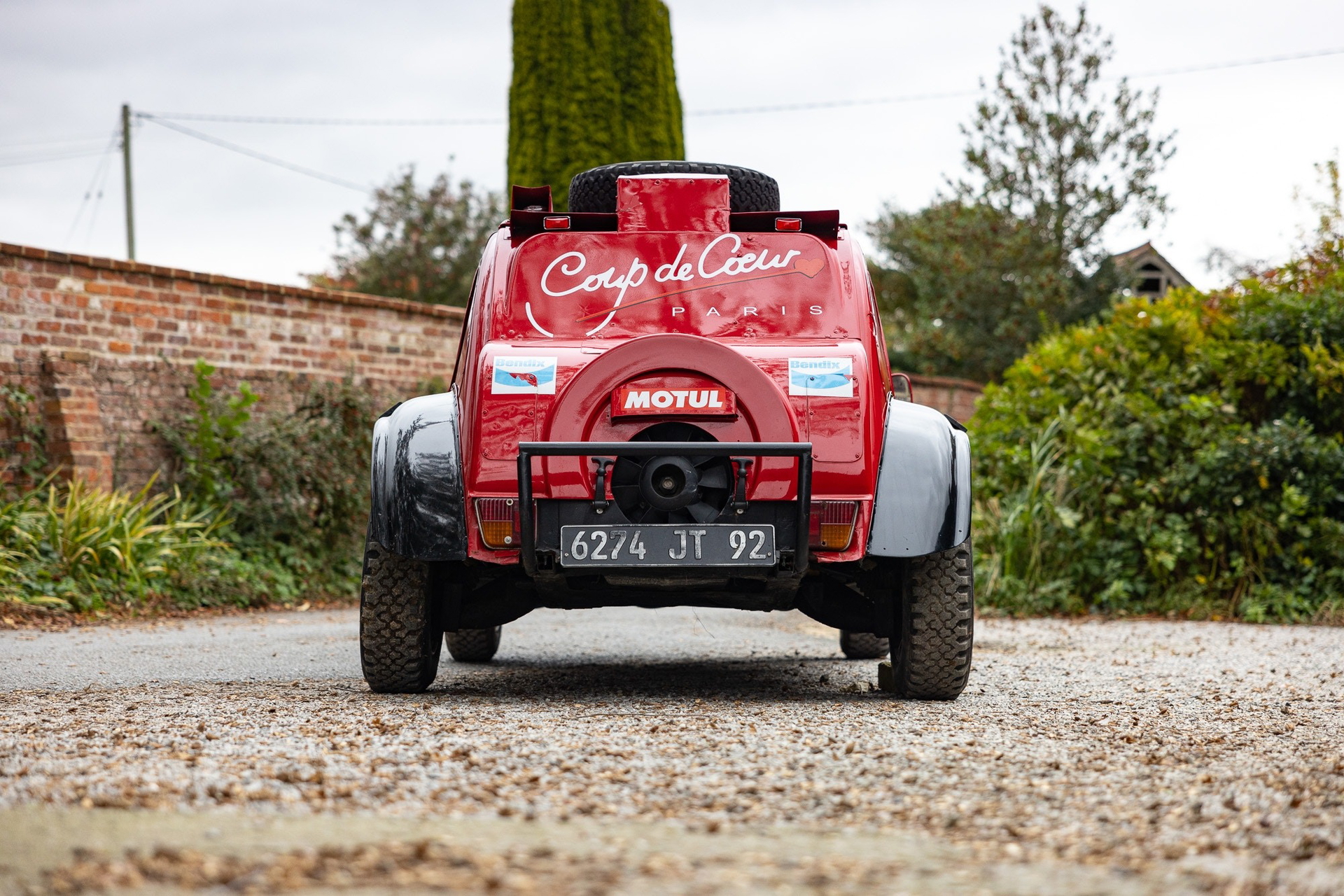 Vista trasera Citroën 2CV preparado para rally con doble motor.