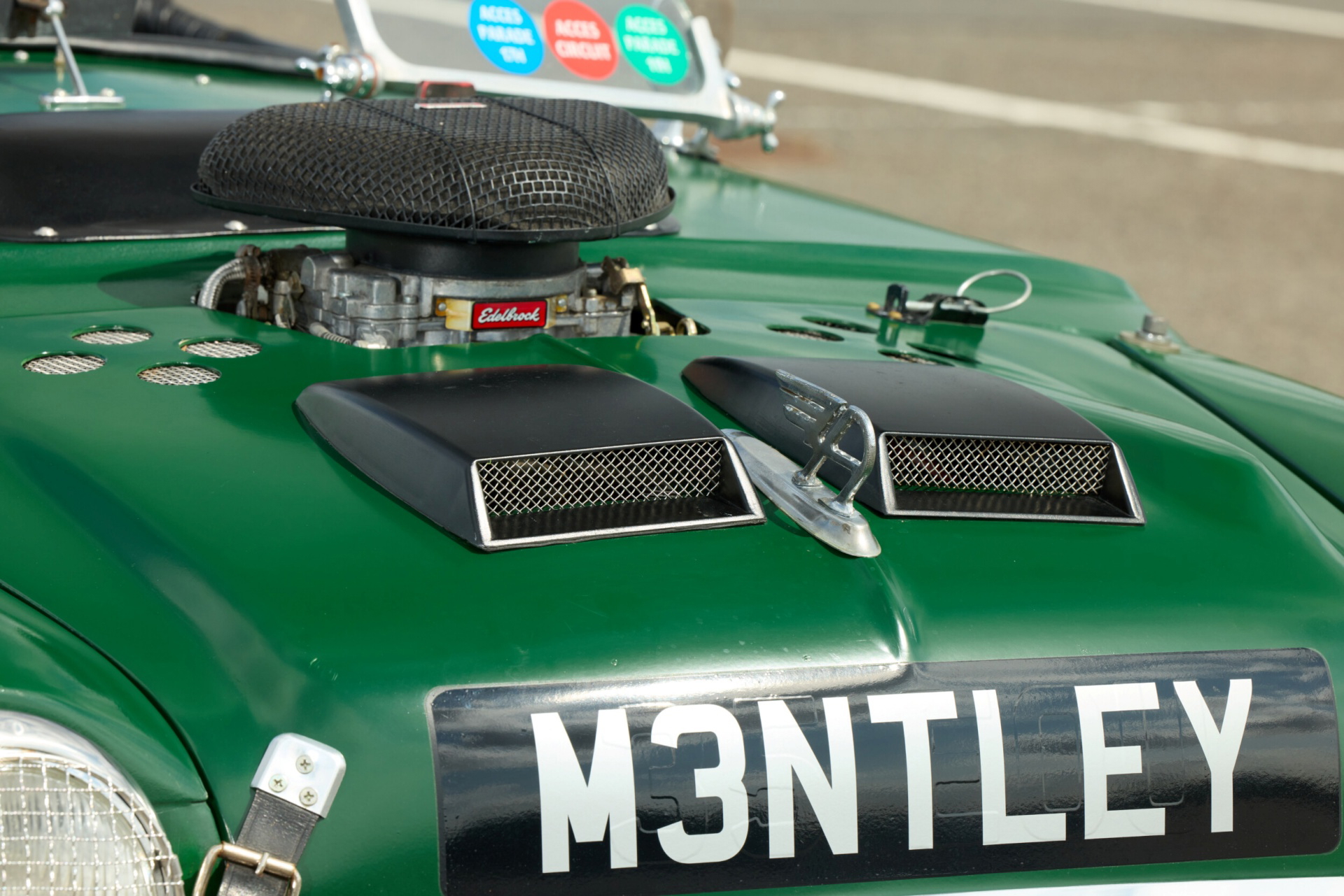 La fusión de Mini con corazón de Bentley luce insignias M3NTLEY.