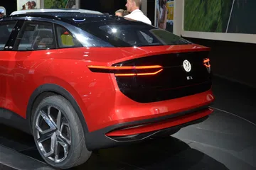 Vista trasera y lateral de un vehículo alemán con capacidades de conducción autónoma.