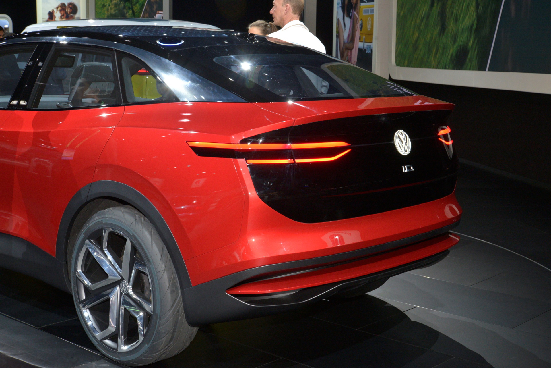 Vista trasera y lateral de un vehículo alemán con capacidades de conducción autónoma.