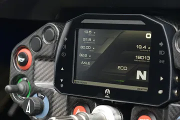 Panel de instrumentos del Ariel E-Nomad mostrando su diseño minimalista y funcional.