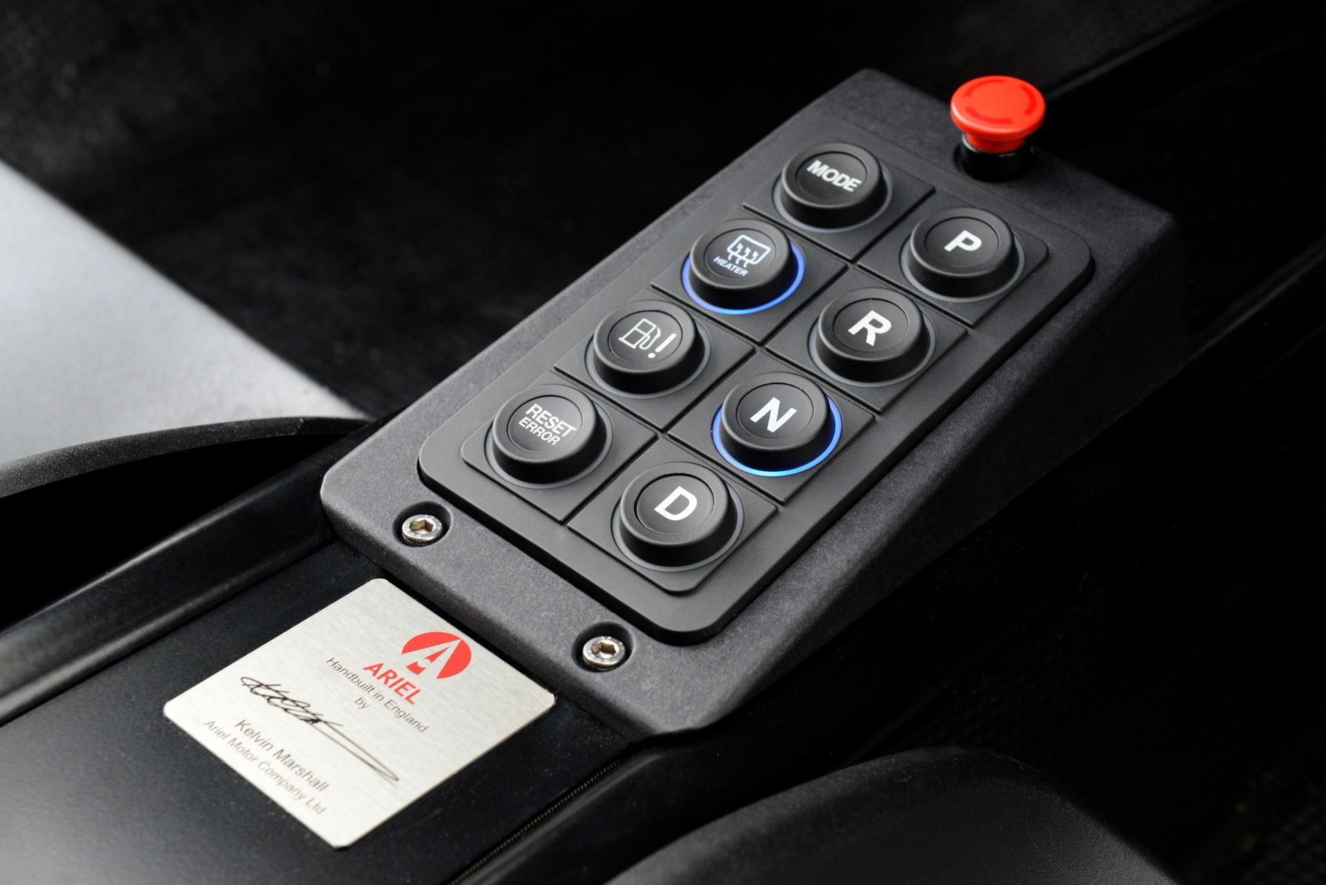Panel de interruptores del Ariel E-Nomad con placa identificativa.