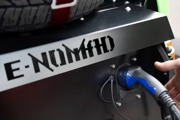 Detalle del punto de carga del Ariel E-Nomad.