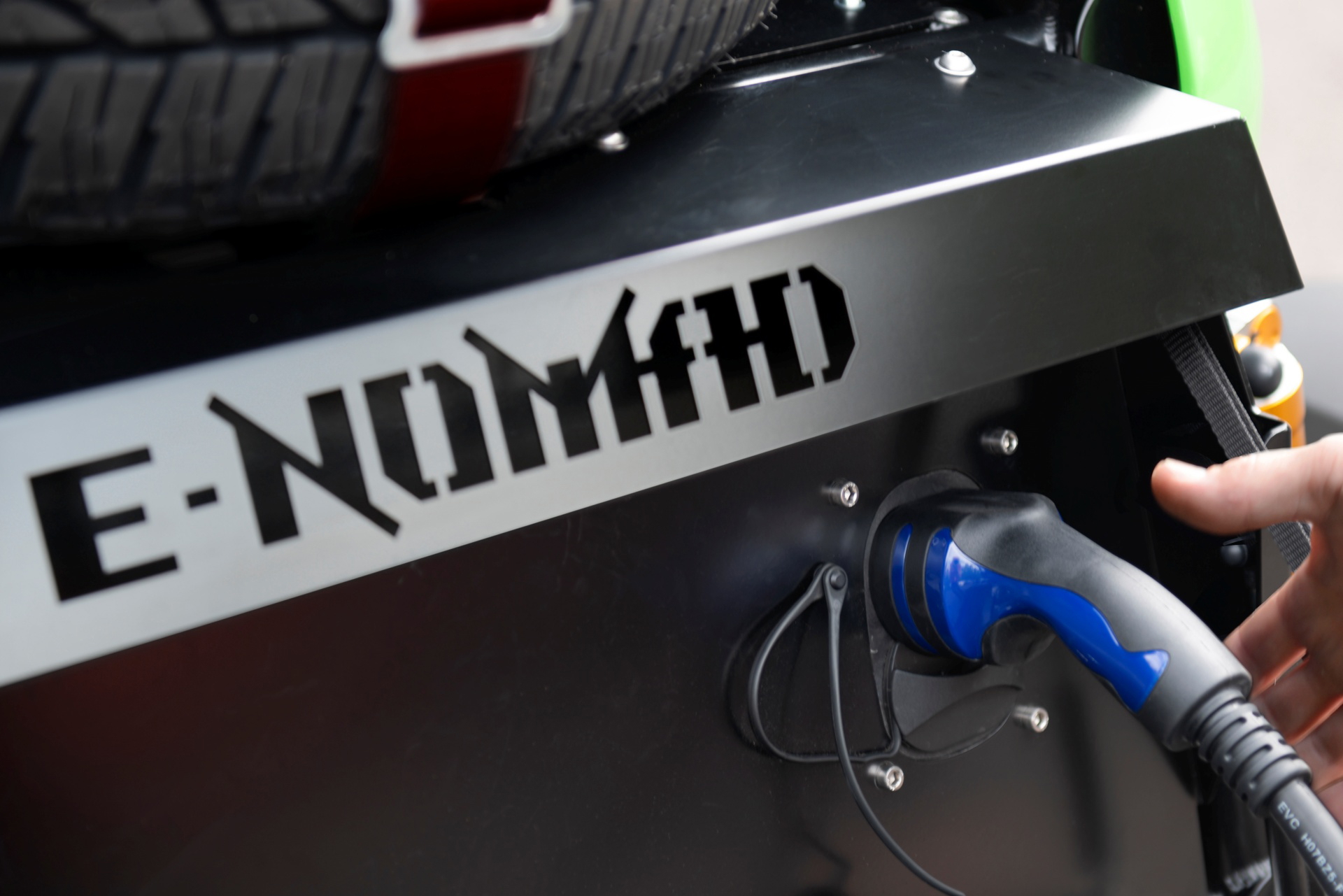 Detalle del punto de carga del Ariel E-Nomad.