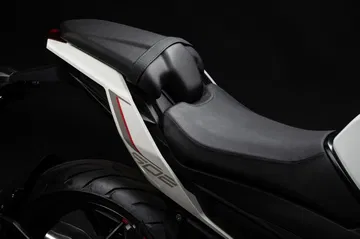 Vista lateral del asiento ergonómico de la Morbidelli MBP M502N.