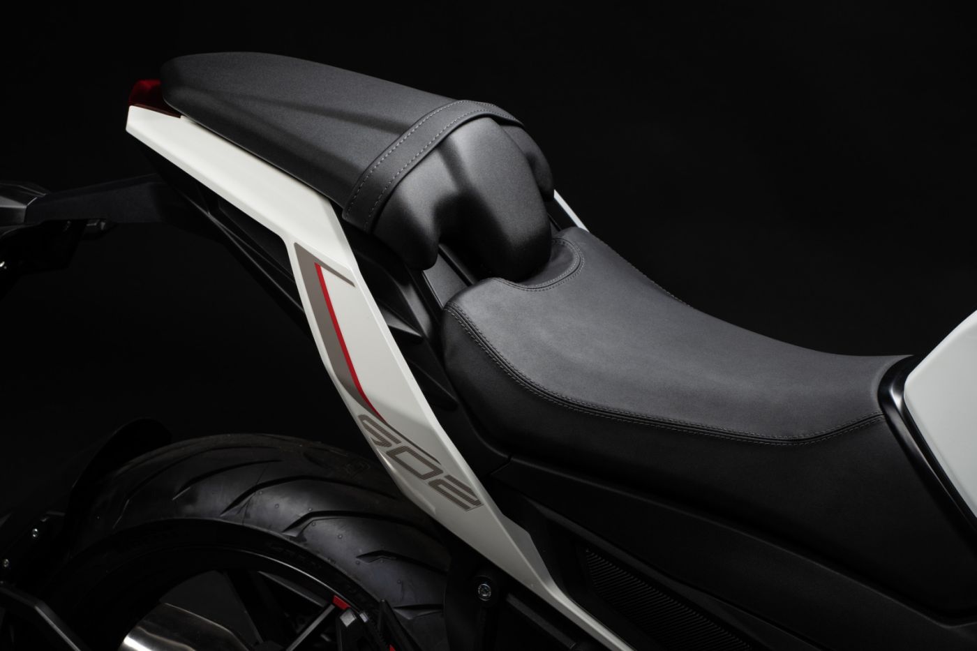 Vista lateral del asiento ergonómico de la Morbidelli MBP M502N.