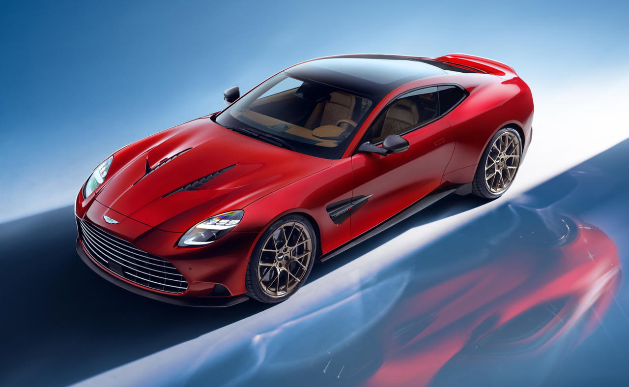 Vista lateral del Aston Martin Vanquish 2024, refinamiento y potencia. Vista lateral del Aston Martin Vanquish 2024, refinamiento y potencia.