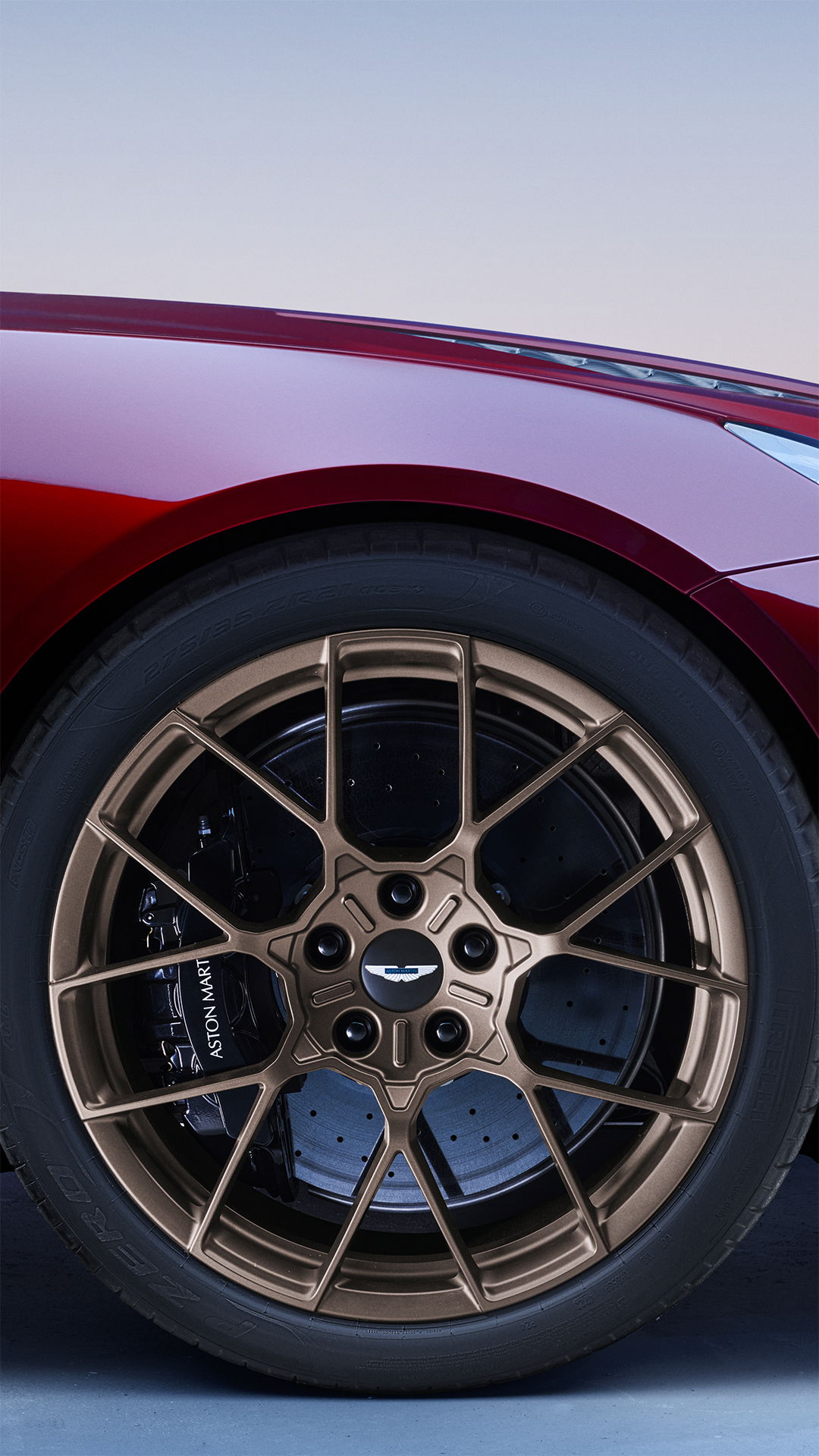 Vista cercana de la rueda del Aston Martin Vanquish, destacando su diseño.