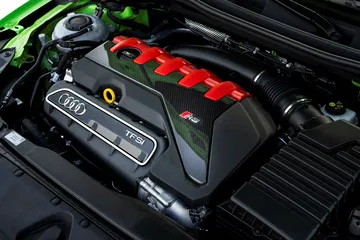 Vista detallada del propulsor 400 CV del Audi RS3, promesa de alto rendimiento.