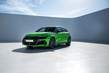 Vista dinámica del Audi RS3 resaltando su agresiva estética frontal.