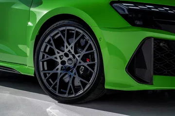Llanta y parte del perfil lateral del Audi RS3, realzando su diseño deportivo
