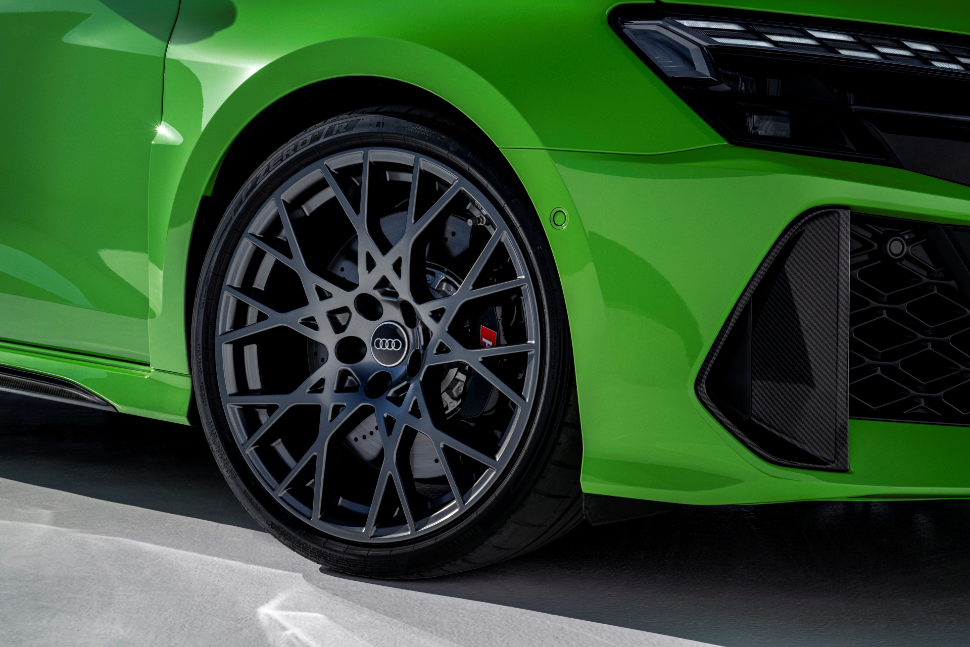Llanta y parte del perfil lateral del Audi RS3, realzando su diseño deportivo