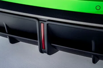 Vista parcial del detalle trasero del Audi RS3 2025, con enfoque en diseño de escape.