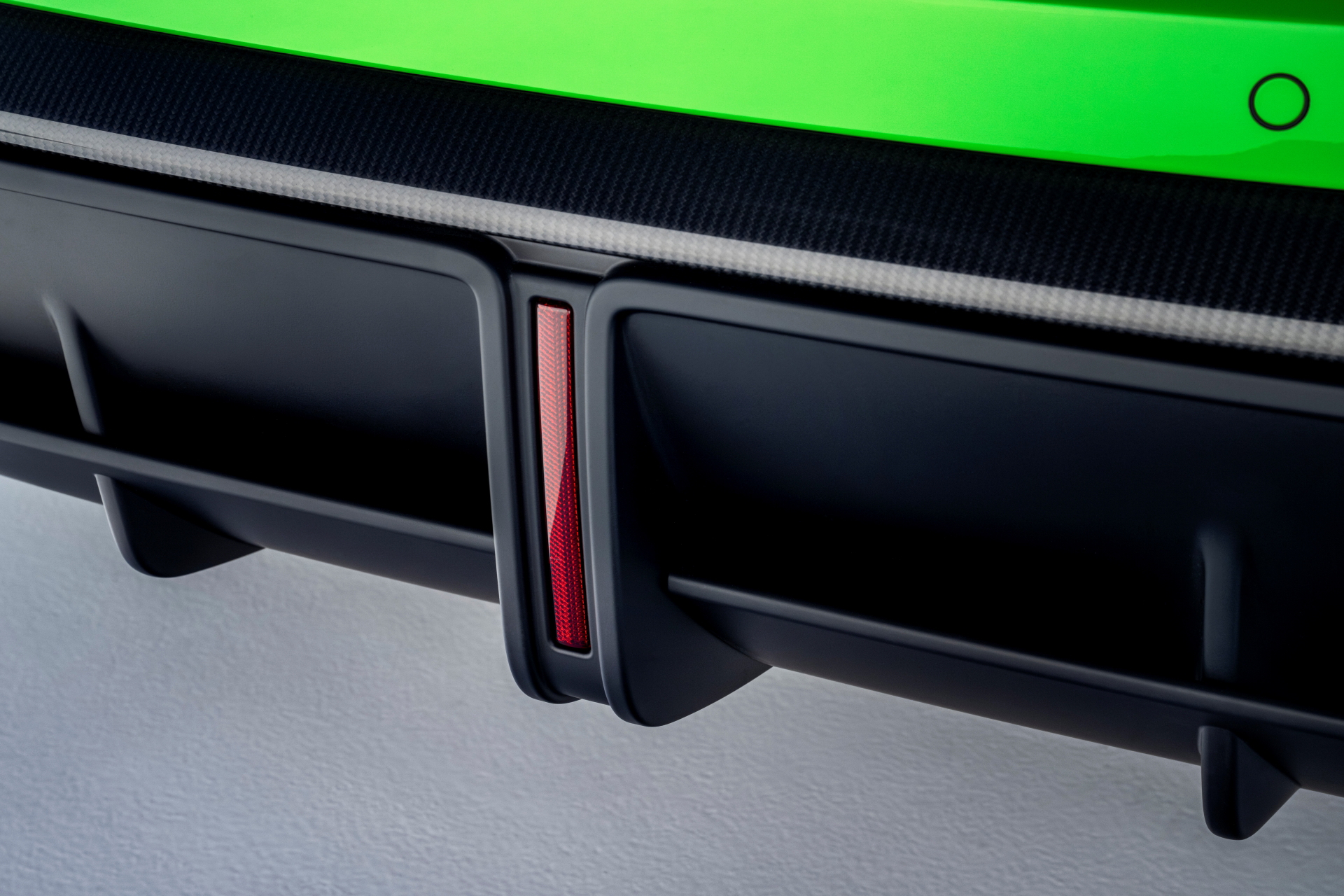 Vista parcial del detalle trasero del Audi RS3 2025, con enfoque en diseño de escape.