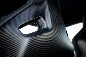 Tirador de puerta en fibra de carbono del Audi RS3, fusión de deportividad y elegancia.
