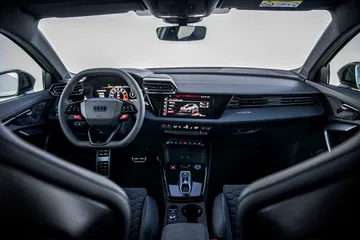 Vista panorámica del habitáculo del Audi RS3, mostrando su deportividad y acabados premium.