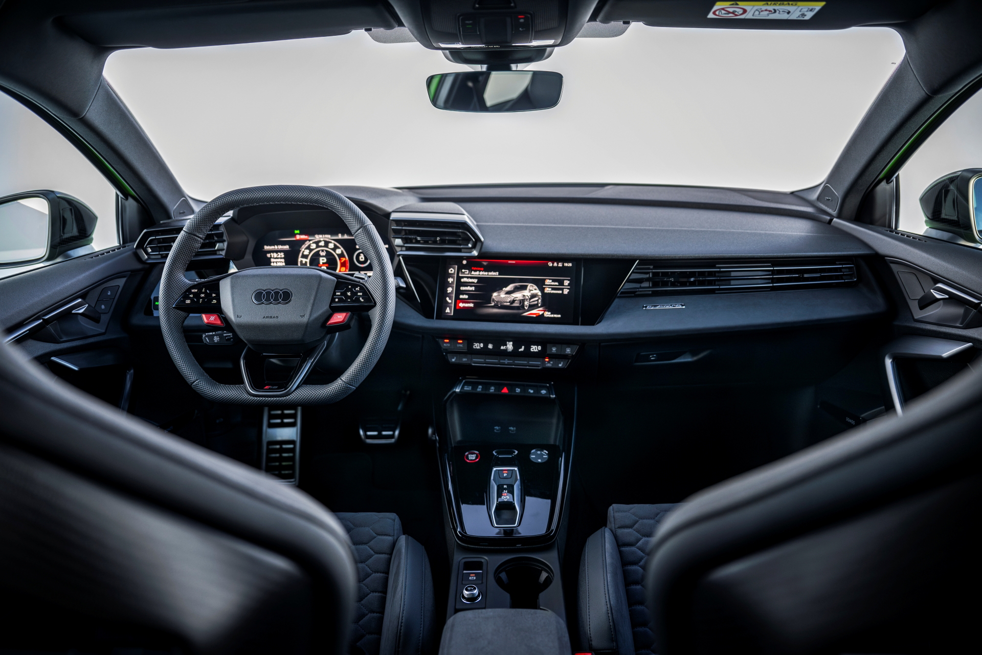 Vista panorámica del habitáculo del Audi RS3, mostrando su deportividad y acabados premium.