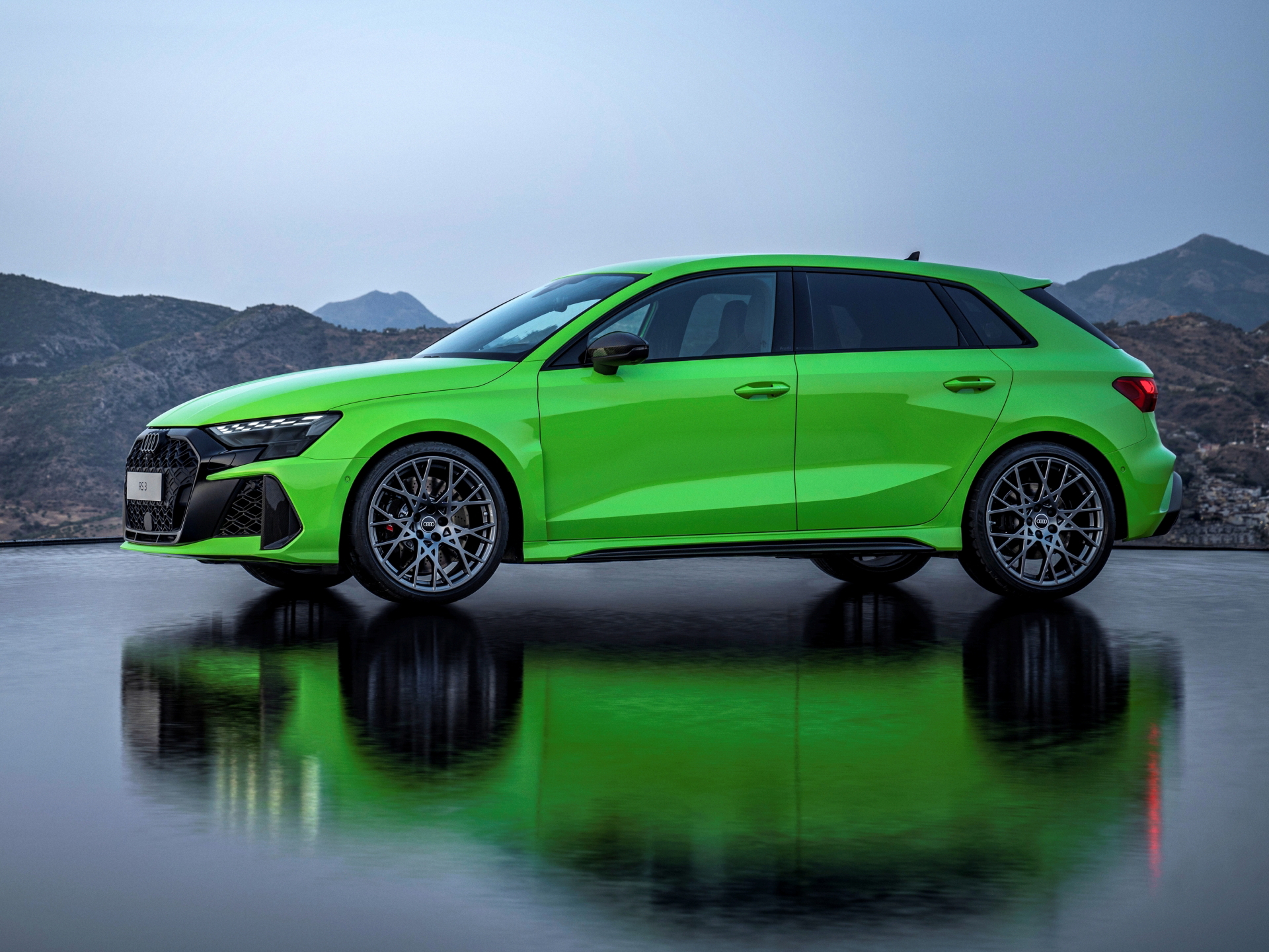 Vista dinámica del Audi RS3 2025 con su diseño agresivo y renovado.